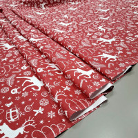 Новогодняя ткань для скатерти Олени фон красный