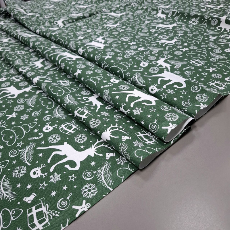 Новогодняя ткань для скатерти Олени фон зелёный 188681