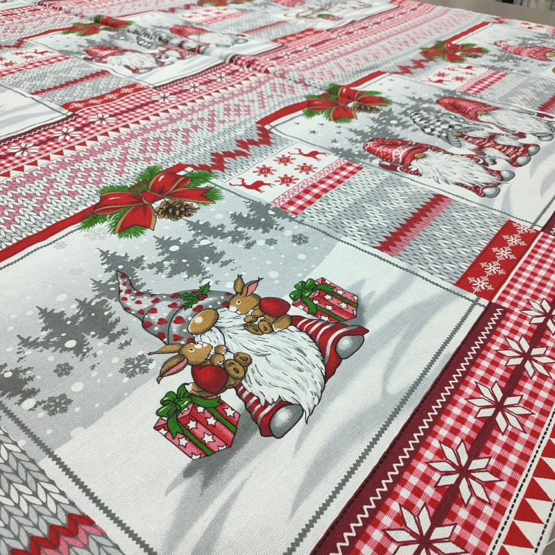 Новогодняя ткань для скатерти Зимние гномы купон 688681