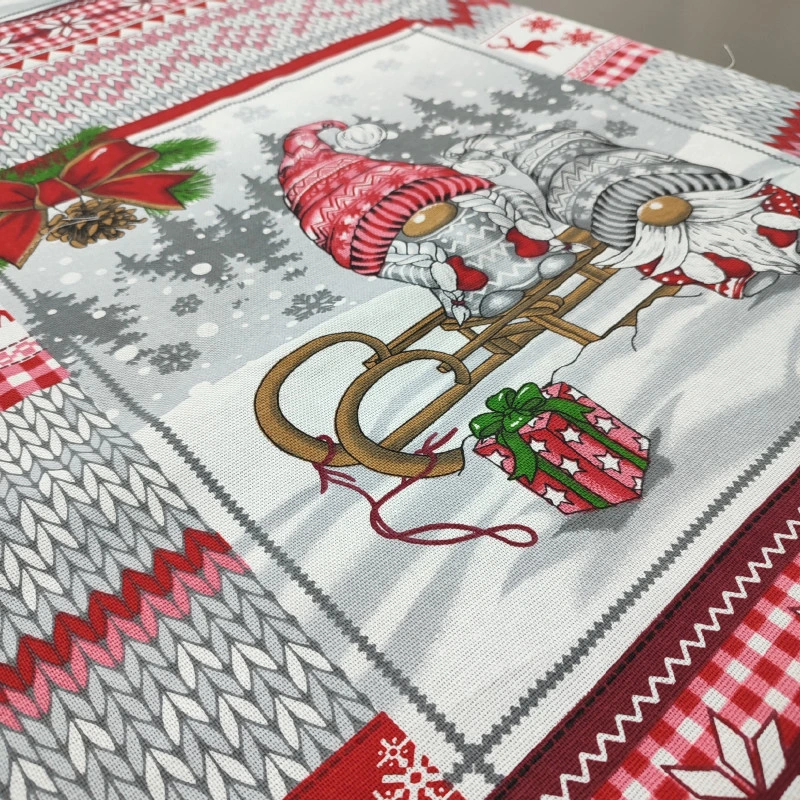 Новогодняя ткань для скатерти Зимние гномы купон 688681